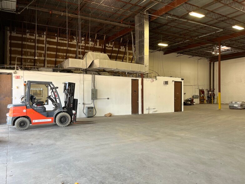 More Photos Of 9366 Wallisville Rd, Houston Warehouse For Lease