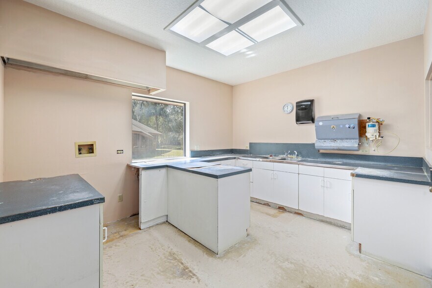 More Photos Of 943 Cesery Blvd, Jacksonville Medical For Sale