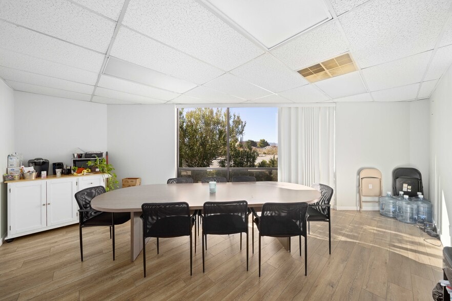 More Photos Of 647 W Avenue L 14, Lancaster Service For Lease