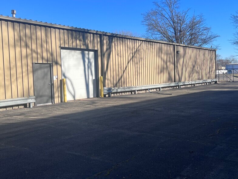 More Photos Of 1700 Landmark Rd, Aurora Warehouse For Lease