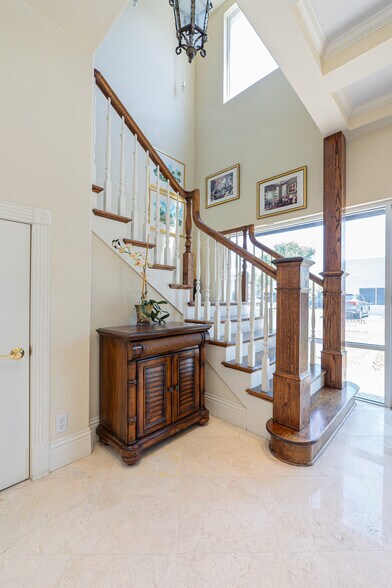 More Photos Of 5405 Taylor Rd, Naples Showroom For Sale