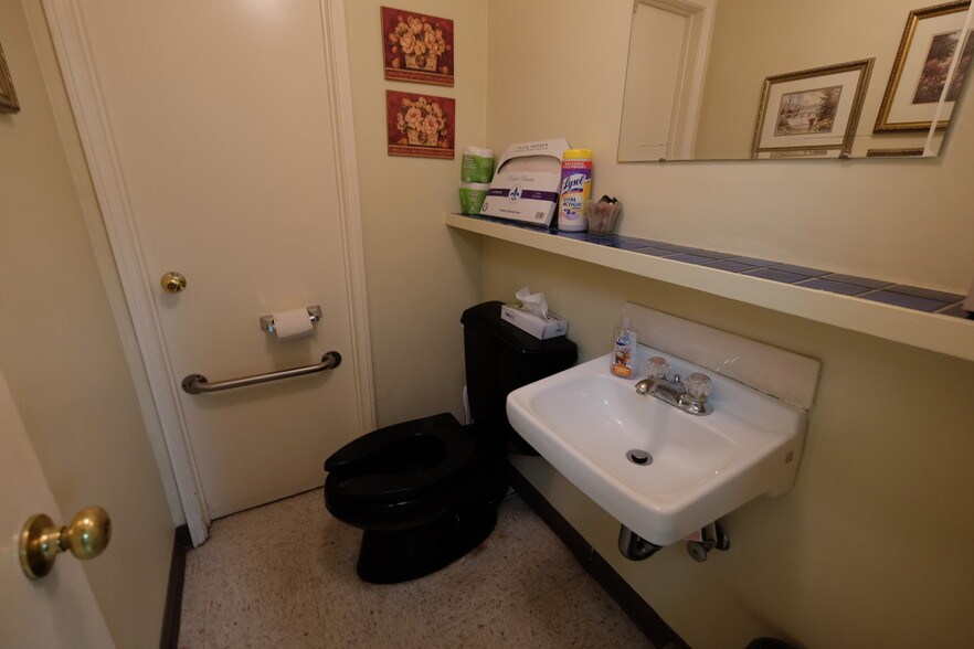 More Photos Of 10843 Magnolia Blvd, North Hollywood Medical For Lease