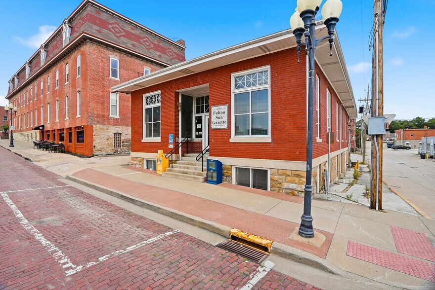 More Photos Of 115 E 5th St, Fulton Office For Sale