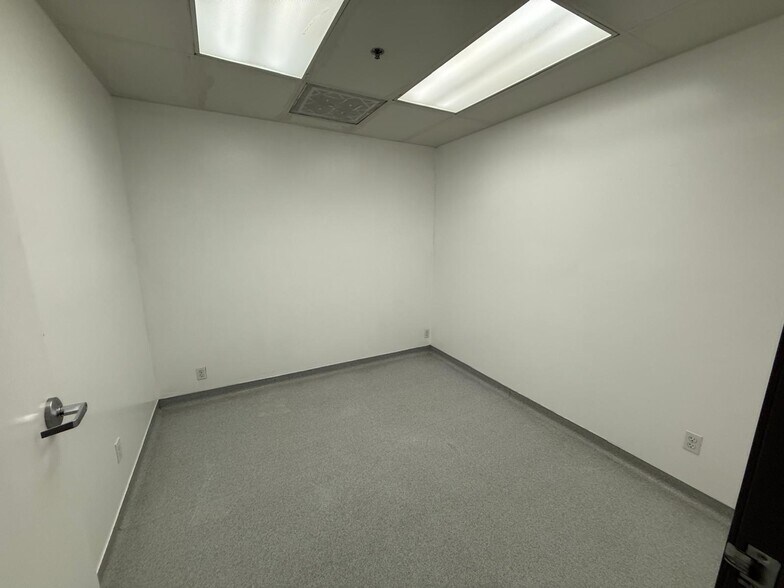 More Photos Of 7979-7989 Vickers St, San Diego Flex For Lease
