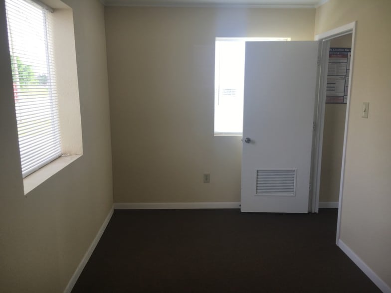 More Photos Of 723 Ave F N, Bay City Warehouse For Sale