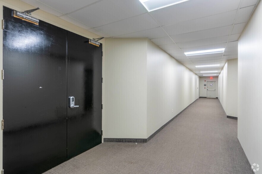 More Photos Of 8 Griffin Rd N, Windsor Office For Sale