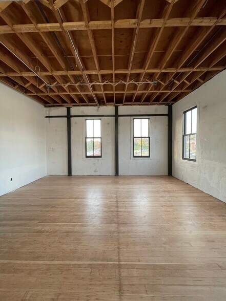 More Photos Of 1201 Keosauqua Way, Des Moines Restaurant For Lease