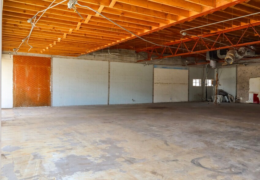 More Photos Of 500 W Indian School Rd, Phoenix Storefront For Sale