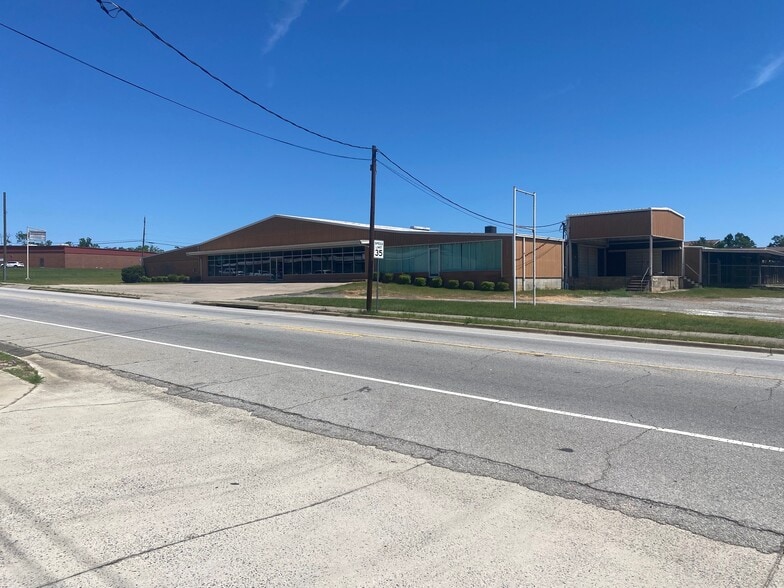 Primary Photo Of 504 North St W, Vidalia Showroom For Sale