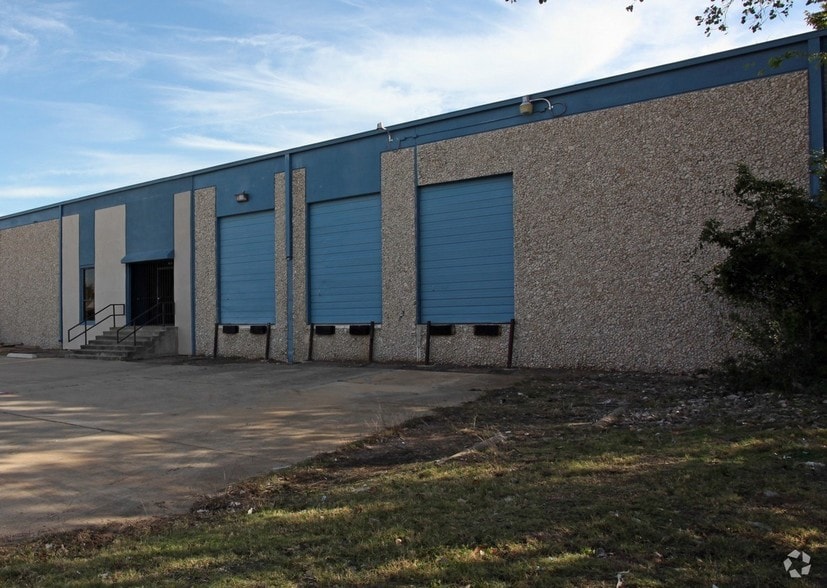 More Photos Of 2626 Manana Dr, Dallas Light Distribution For Lease