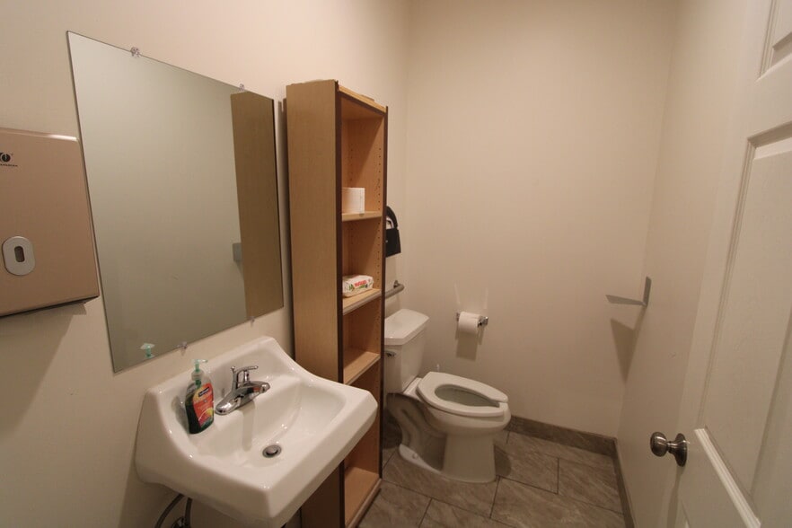 More Photos Of 15853 Monte St, Sylmar Distribution For Lease