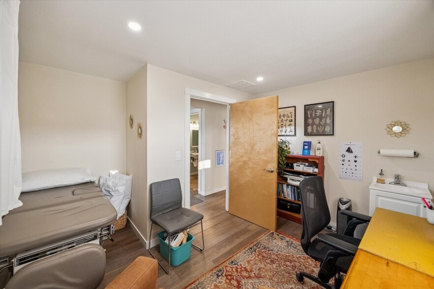 More Photos Of 615 SE 1st Ave, Canby Office For Sale