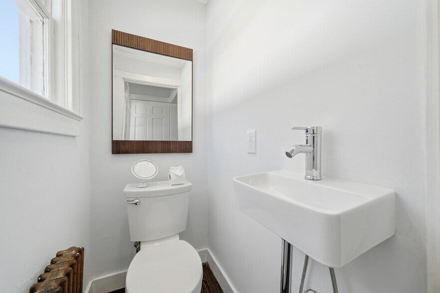 More Photos Of 749 E Main St, Kings Park Office For Sale