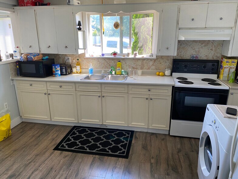More Photos Of 7419 Wren St, Mission General Retail For Sale