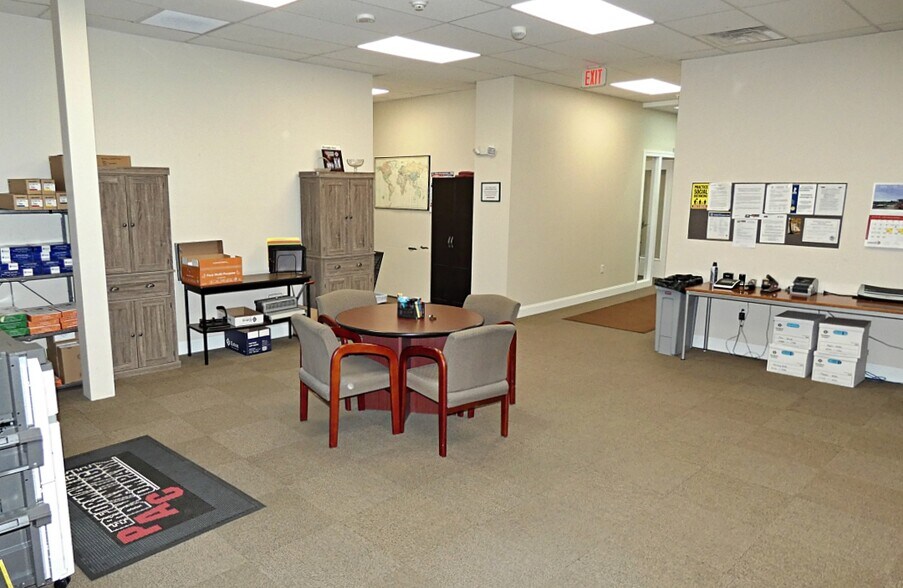 More Photos Of 10 W Main St, Lancaster Flex For Lease