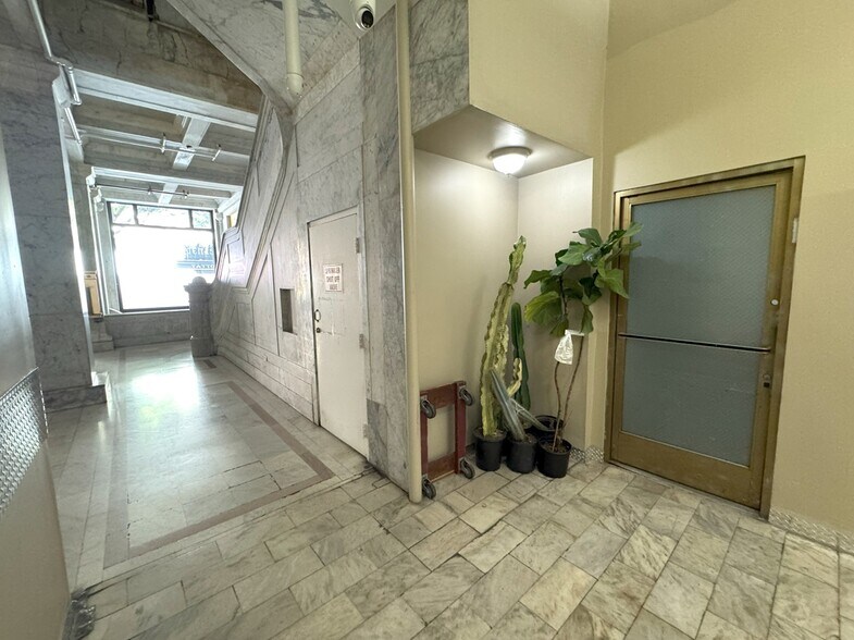 More Photos Of 100-112 W 9th St, Los Angeles Office For Lease