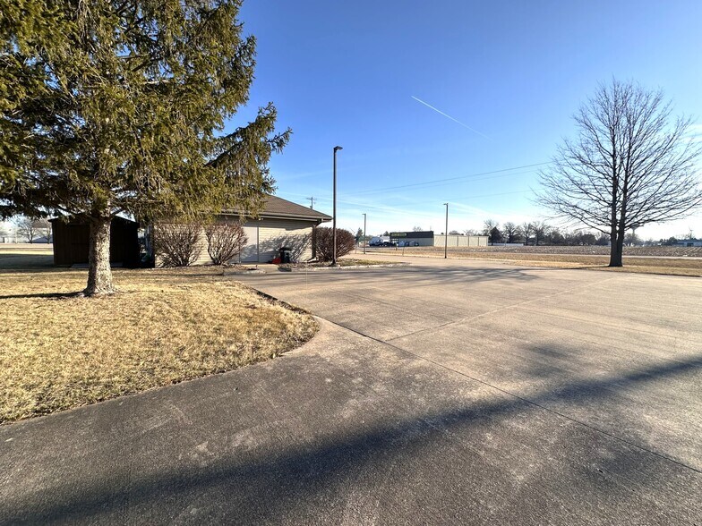 More Photos Of 220 SW 5th St, Woodhull Medical For Sale