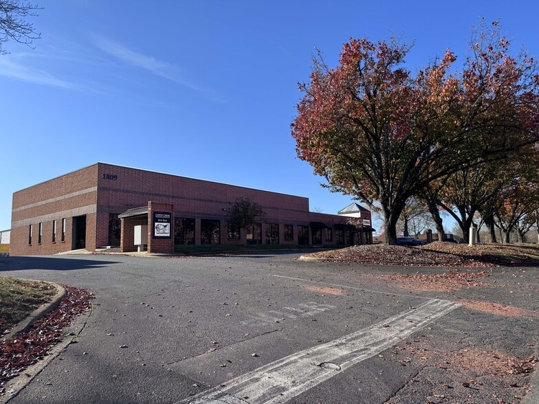 More Photos Of 1809 Associates Ln, Charlotte Light Distribution For Lease