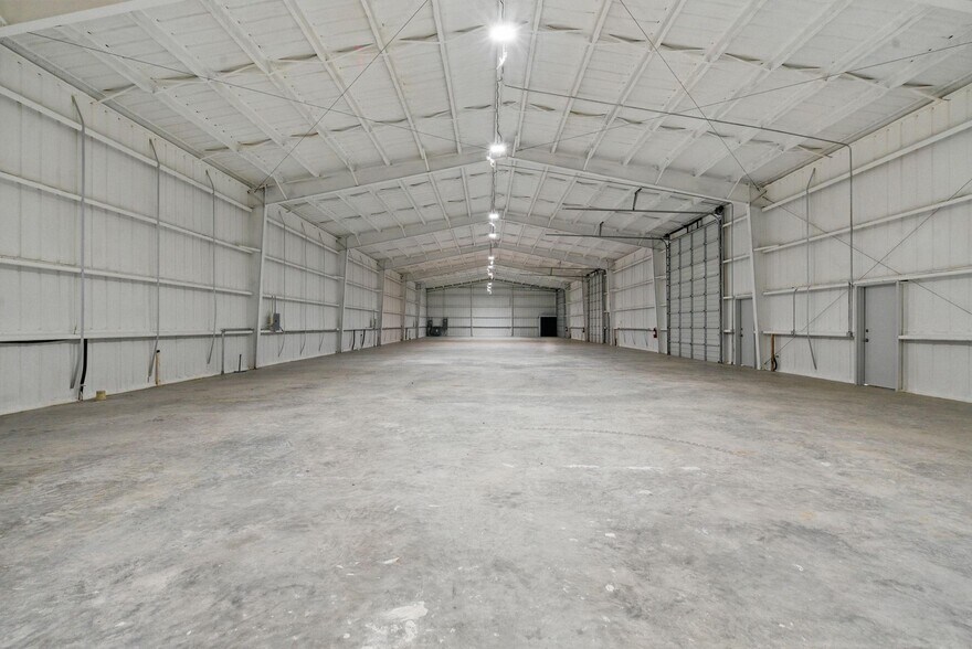 More Photos Of 120 W Scenic Trl, Weatherford Warehouse For Lease