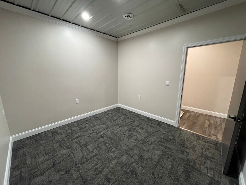 More Photos Of 1655 Plett Rd, Cadillac Office Residential For Lease