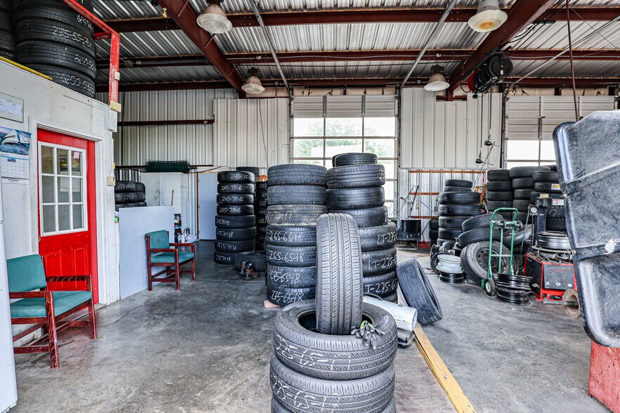 More Photos Of 430 US-62 E, Eddyville Auto Repair For Sale
