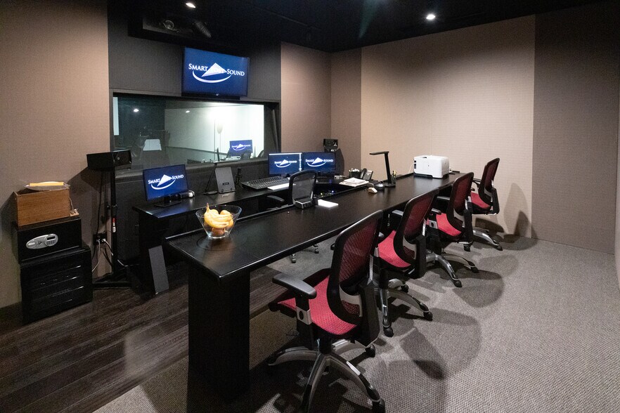 More Photos Of 923 N Hollywood Way, Burbank General Retail For Sale