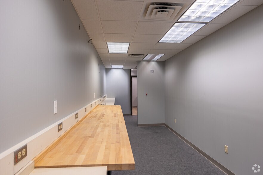 More Photos Of 424 E Grace St, Richmond Bank For Lease