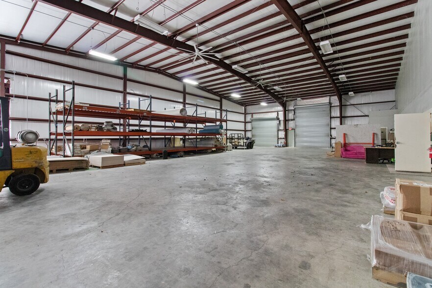 More Photos Of 7910 N Hwy 146, Baytown Showroom For Lease