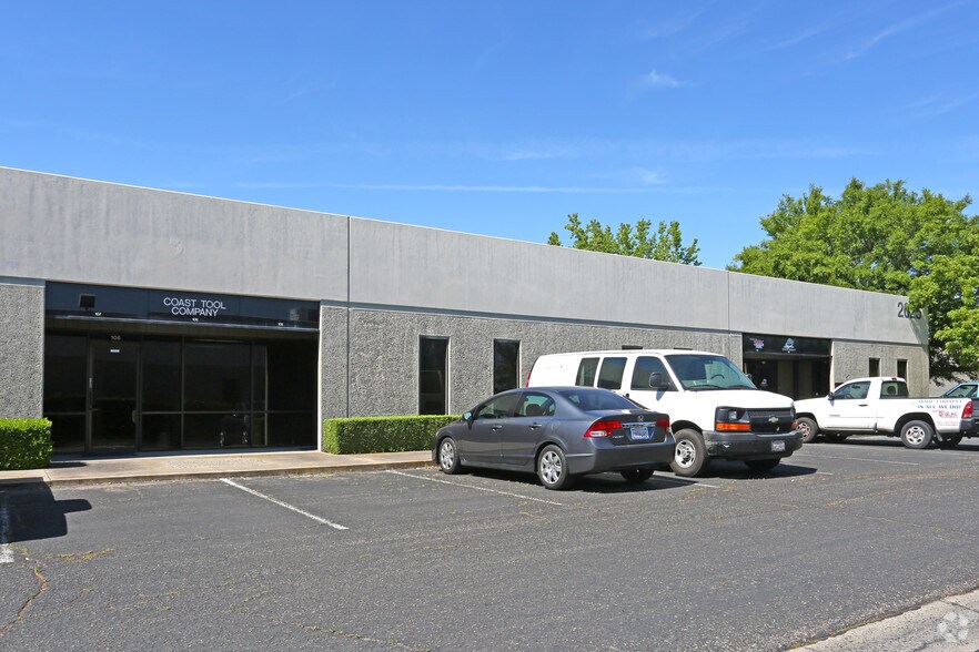 More Photos Of 2025 N Gateway Blvd, Fresno Flex For Lease