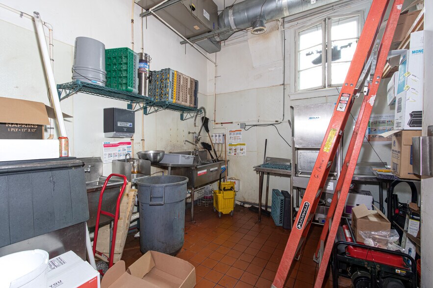 More Photos Of 215 10th St, Augusta General Retail For Sale