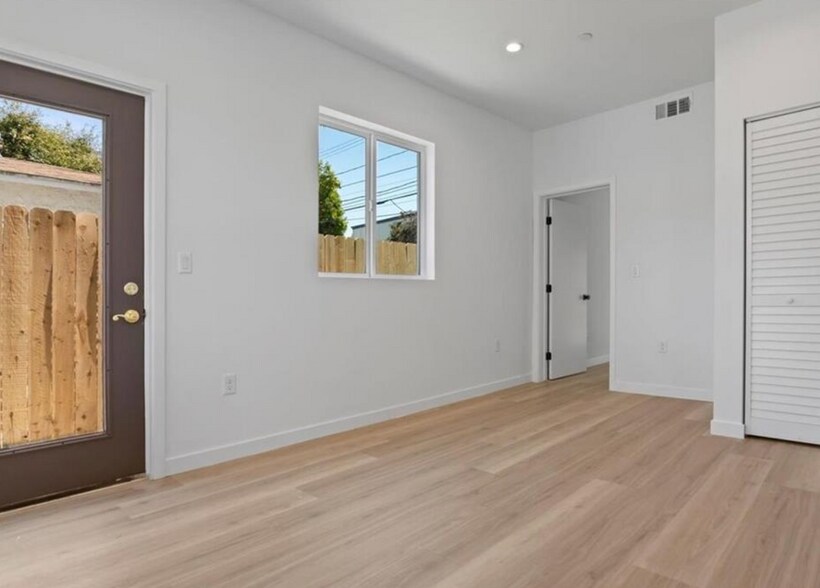 More Photos Of 5526 Blackwelder St, Los Angeles Apartments For Sale