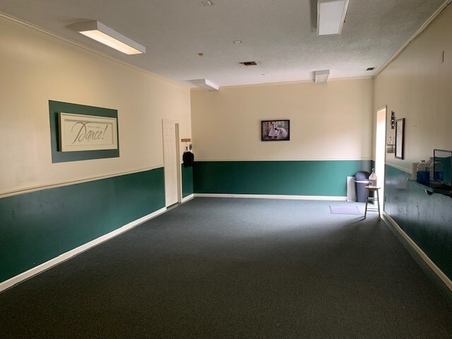 More Photos Of 2180 Northwest Blvd, Newton Medical For Sale