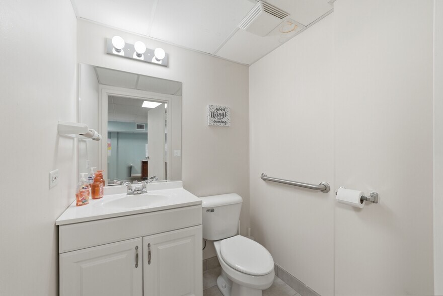 More Photos Of 8265 S Archer Ave, Willow Springs Medical For Lease