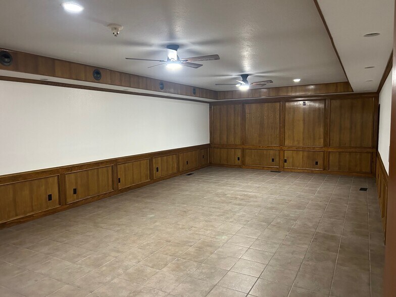 More Photos Of 1103 E Maguire Rd, Noble Light Manufacturing For Sale