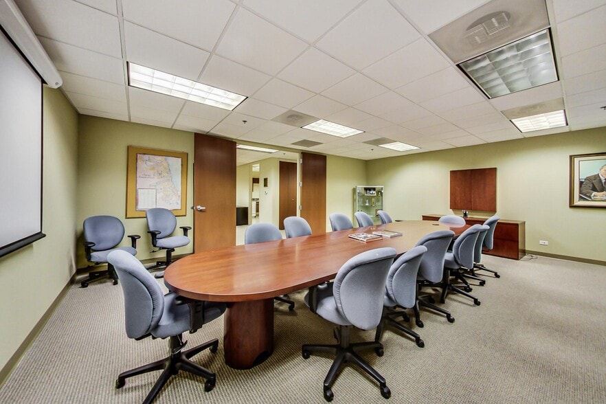 More Photos Of 10700 W Higgins Rd, Rosemont Office For Sale