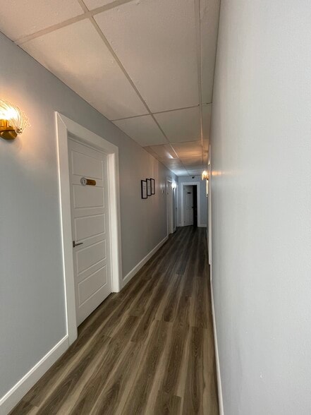 More Photos Of 3858-3870 Notre-Dame, Laval Office For Sale