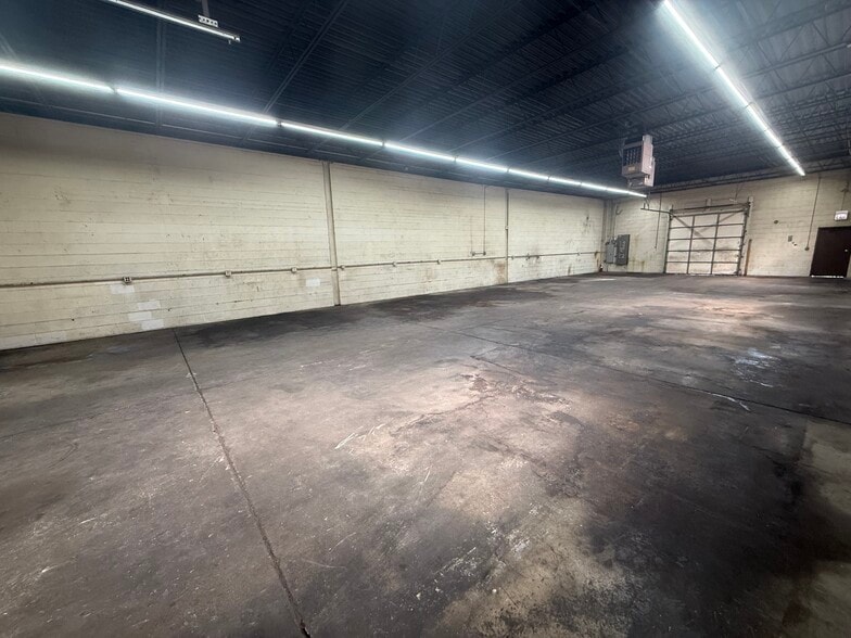 More Photos Of 135 Martin Ln, Elk Grove Village Warehouse For Sale