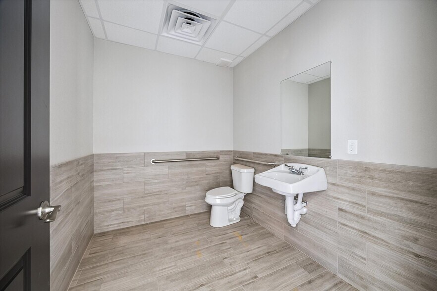 More Photos Of 19103 Hufsmith Kohrville Rd, Tomball Unknown For Lease