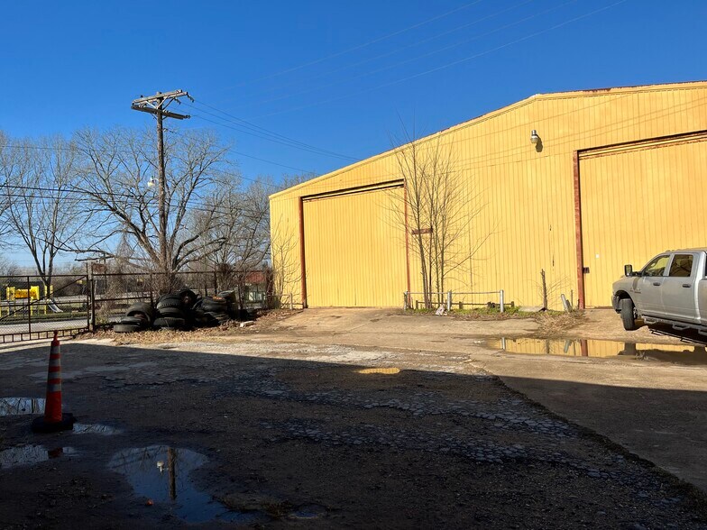 Primary Photo Of 101-107 Ramona St, Smithville Warehouse For Lease