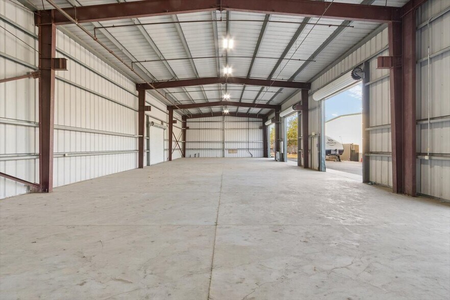 More Photos Of 11185 Roswell Ave, Pomona Warehouse For Lease