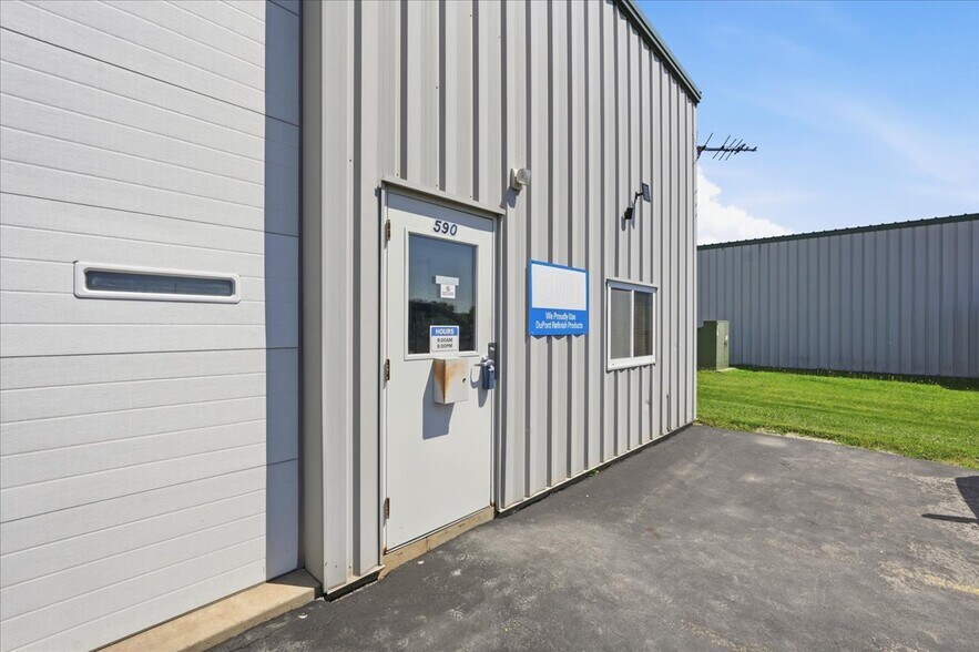 More Photos Of 590 Commercial Ave, Waterloo Auto Repair For Sale
