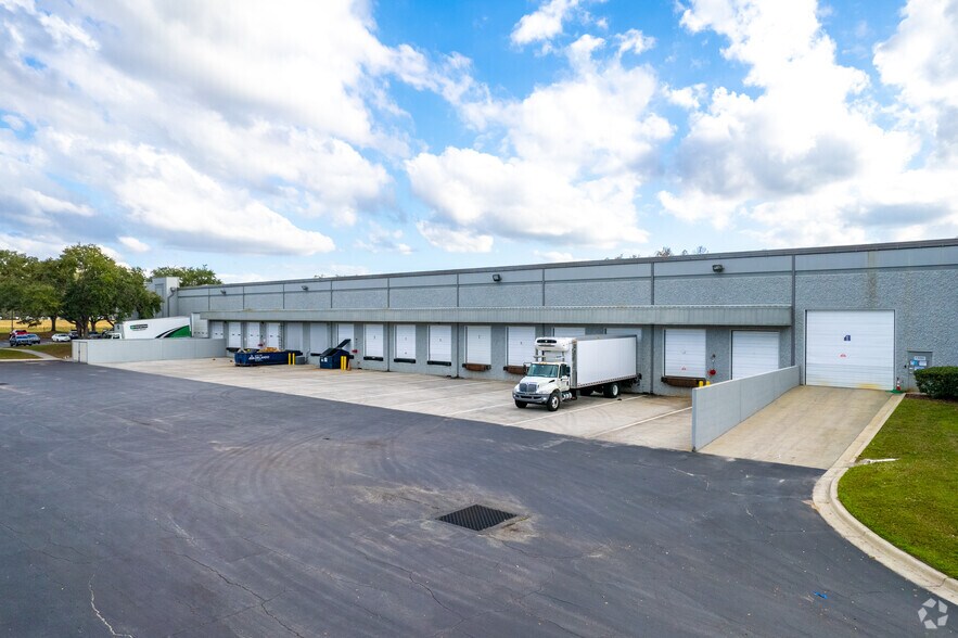More Photos Of 1700 Tradeport Dr, Orlando Warehouse For Lease