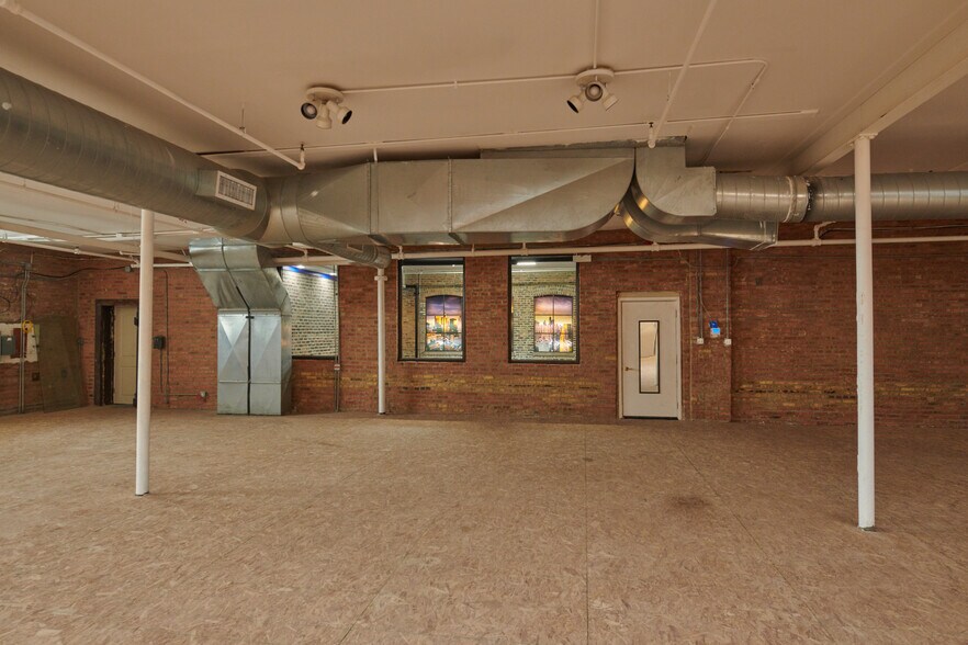 More Photos Of 2643 W Chicago Ave, Chicago Showroom For Lease