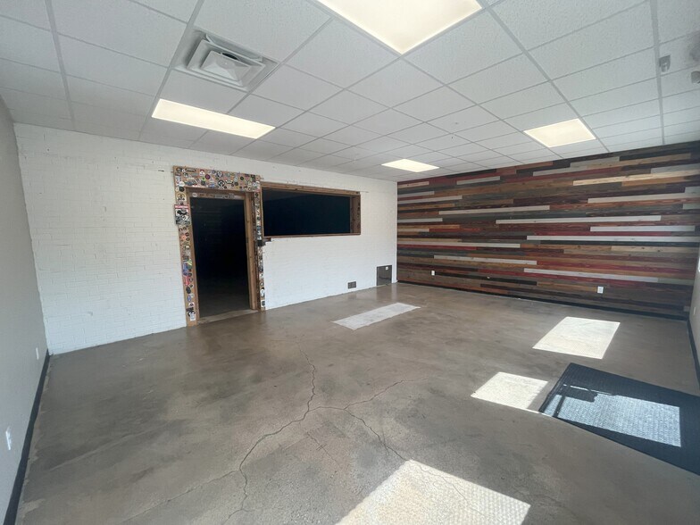 More Photos Of 7926 N May Ave, Oklahoma City Storefront Retail Office For Lease