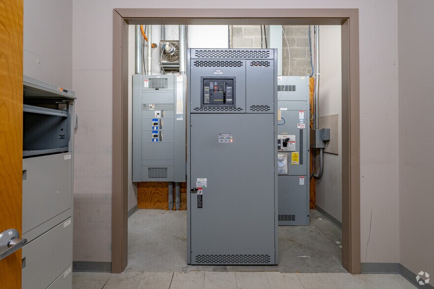 More Photos Of 26 Steele Ave, Arcade Office For Sale