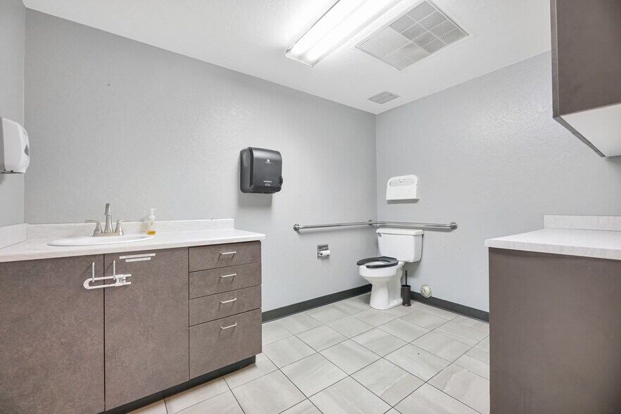 More Photos Of 9502 19th Ave SE, Everett Office For Lease