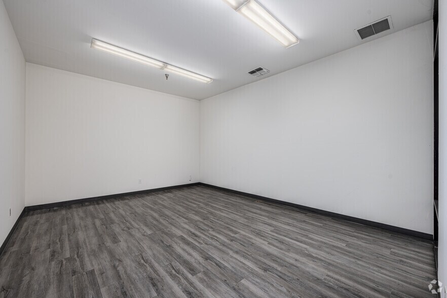 More Photos Of 4802 Littlejohn St, Baldwin Park Warehouse For Lease