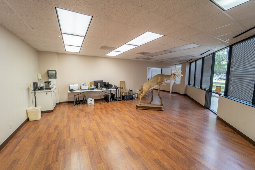 More Photos Of 115 Medical Dr, Victoria Medical For Sale