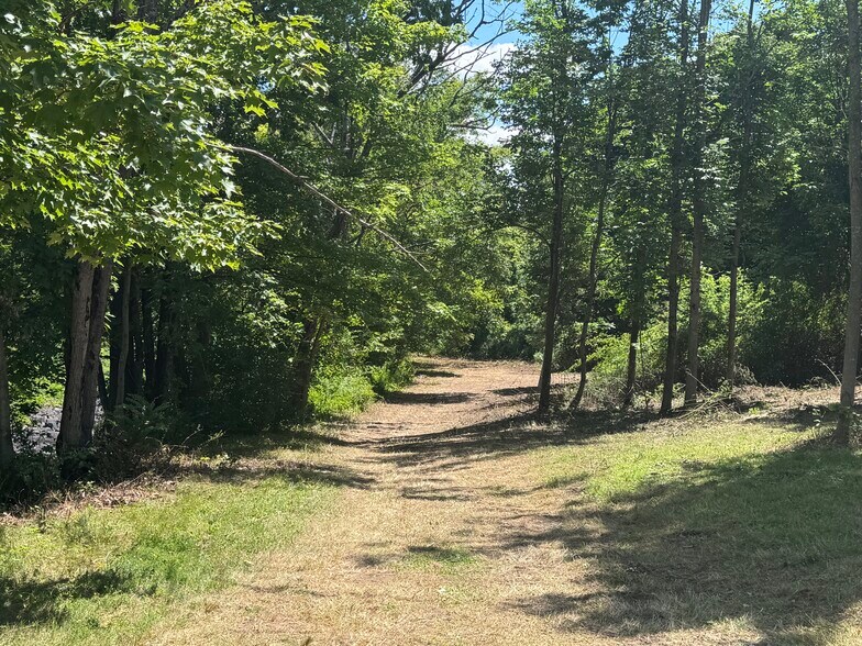 More Photos Of 16 Concord Hill Rd, Pittsfield Office For Sale