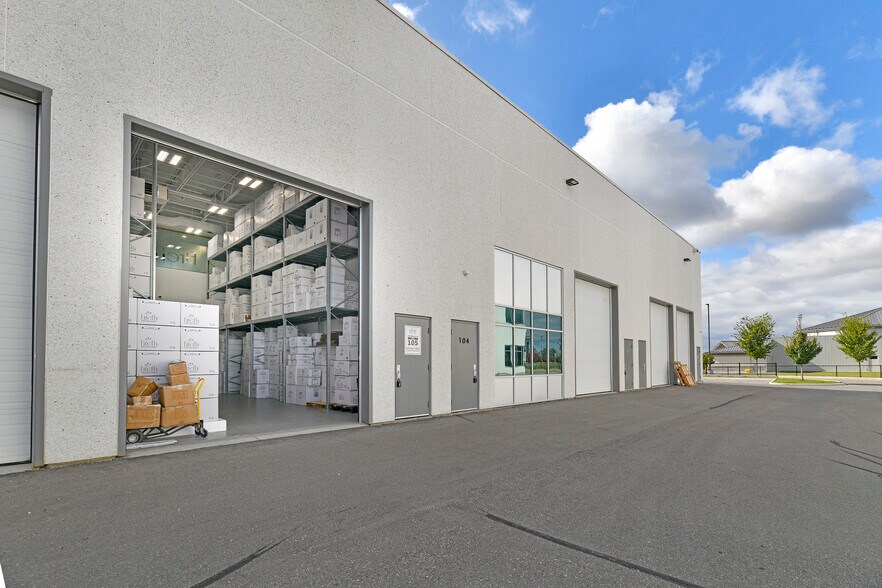 More Photos Of 200 Mostar St, Whitchurch-Stouffville Light Distribution For Lease